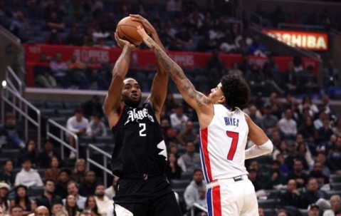 中超直播-莱昂纳德本赛季第二次复出，强调膝伤恢复需要两年