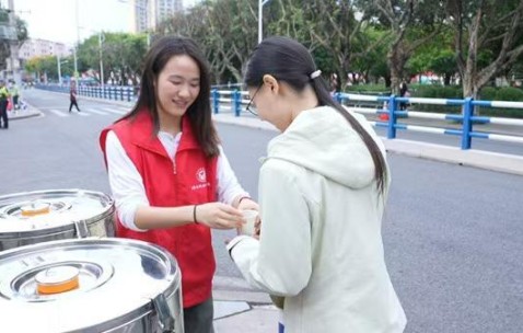 中超直播-铜梁龙体育场首场中超联赛 暖心宠粉让球迷似“回家”
